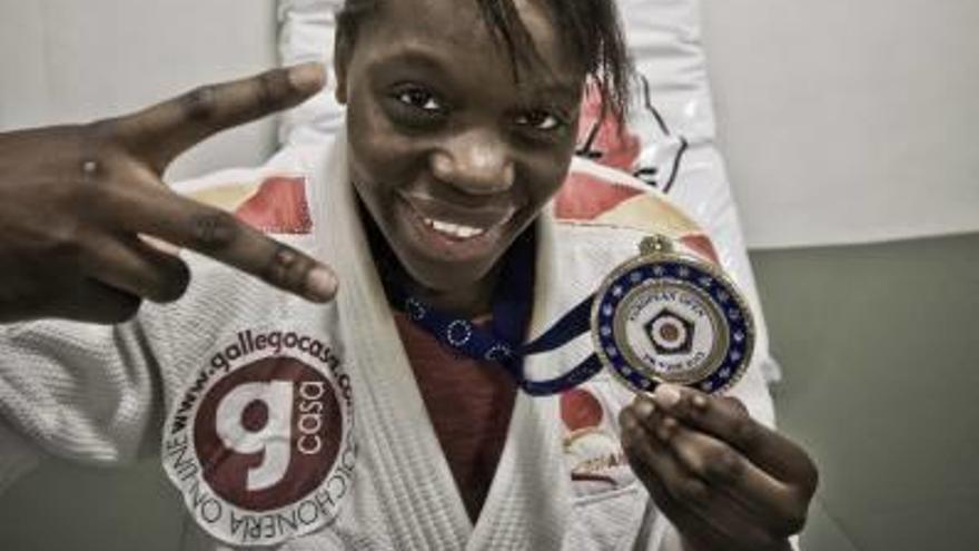 La judoca María Bernabéu posa con una de sus medallas.