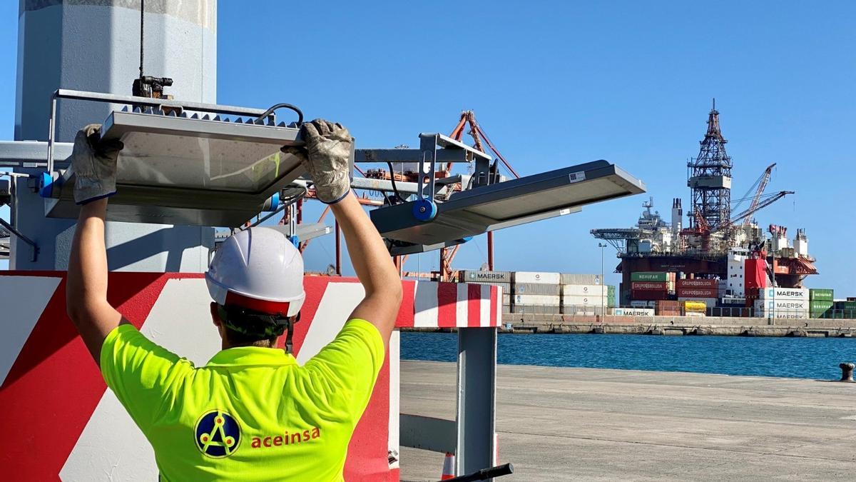 Un operario instala una luz LED en el Puerto de La Luz.