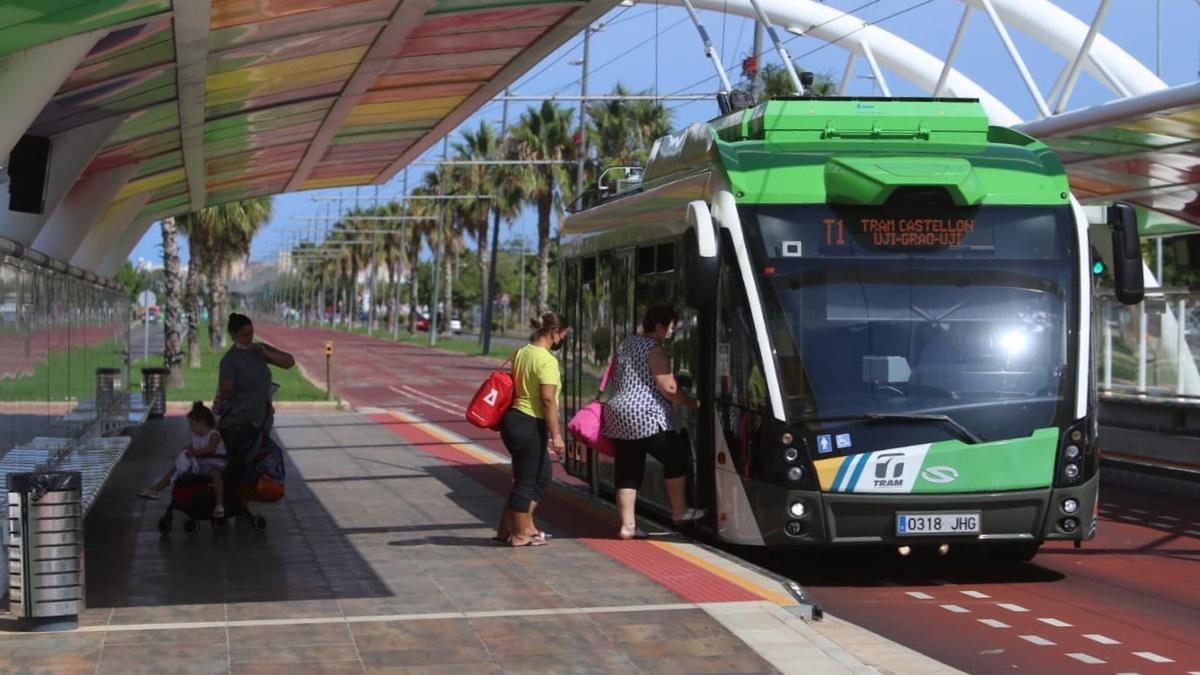 TRAM de Castelló a su paso por la avenida del Mar.