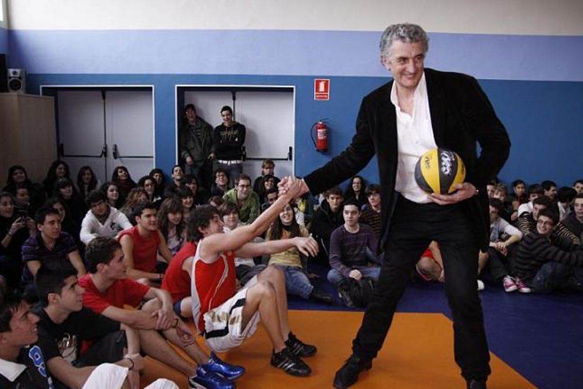 Fernando Romay saca a la cancha a uno de los estudiantes que había en el pabellón del «María de Molina» para que lanzase algunos tiros libres.