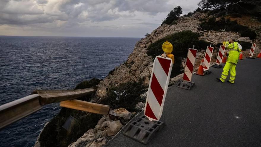 Lugar donde el vehículo se precipitó por el acantilado de Formentor tras arrancar el guardarraíl.