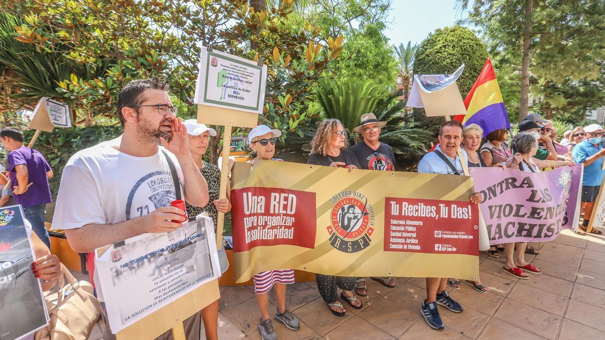 El exconcejal Víctor Ferrández, a la izquierda, en una protesta frente al Ayuntamiento de Torrevieja durante un pleno