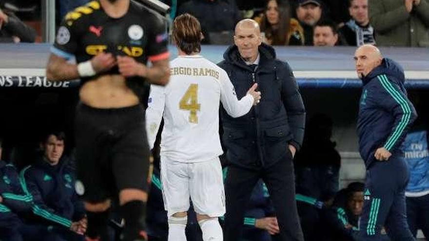 Ramos saluda a Zidane tras ser expulsado. // Efe