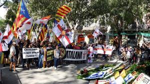 Los miembros de Moviment Identitari Català, durante su ofrenda al monumento a Rafael Casanova.