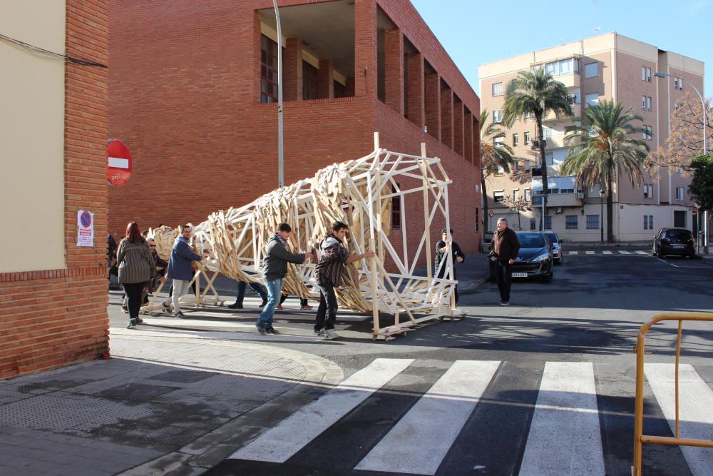 Los alumnos de primer curso del ciclo de formación de artista fallero y constructor de escenografía llevan el "pi" desde el taller a las calles de la Ciudad del Artista Fallero.