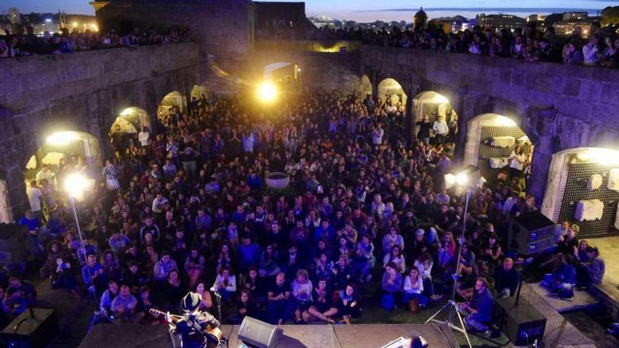 Concierto de Coque Malla en el castillo de San Antón en el Noroeste Pop Rock de 2015.