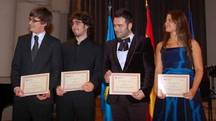 Por la izquierda, Juan Ureña, Diego Ena, Jesús Rodríguez y María Ovín posan con sus diplomas.