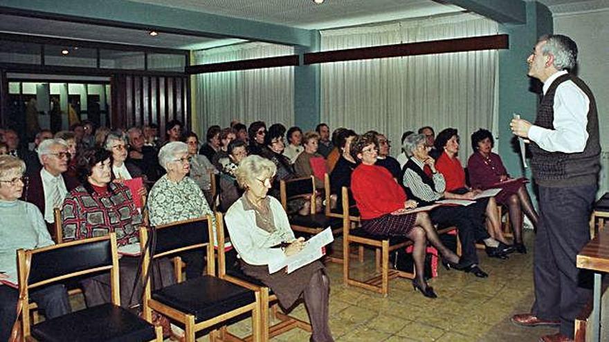 El filòsof Joaquim Sala en una de les primeres classes a les Carmelites, l&#039;any 1996