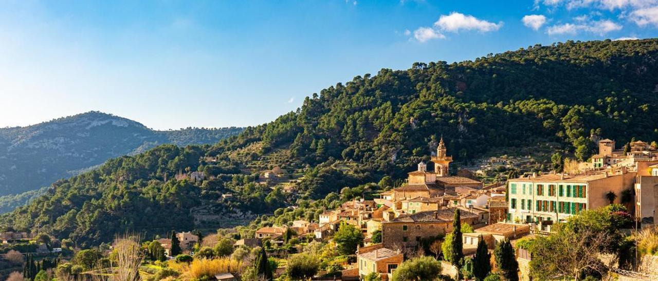 Está rodeado de una preciosa sierra declarada Patrimonio de la Humanidad.