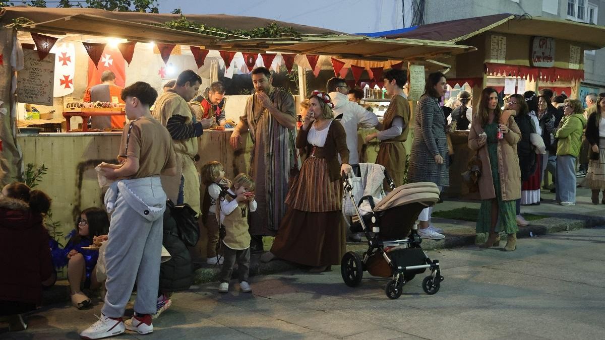 Asistentes a la Arribada disfrutan de los puestos de comida