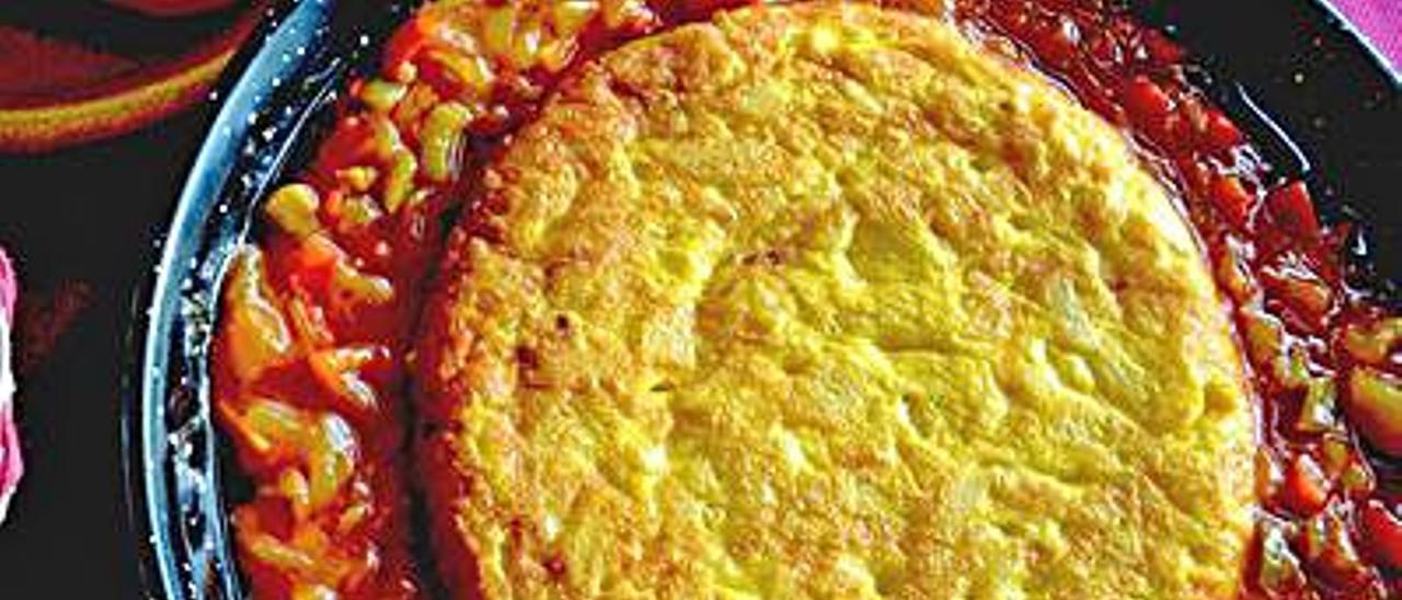 Tortilla de patata con pisto casero