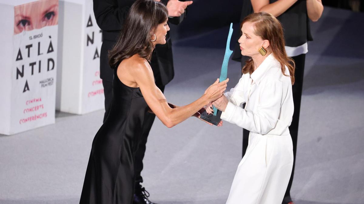 Doña Letizia entrega el Premio Masters of Cinema a la actriz francesa Isabelle Huppert.