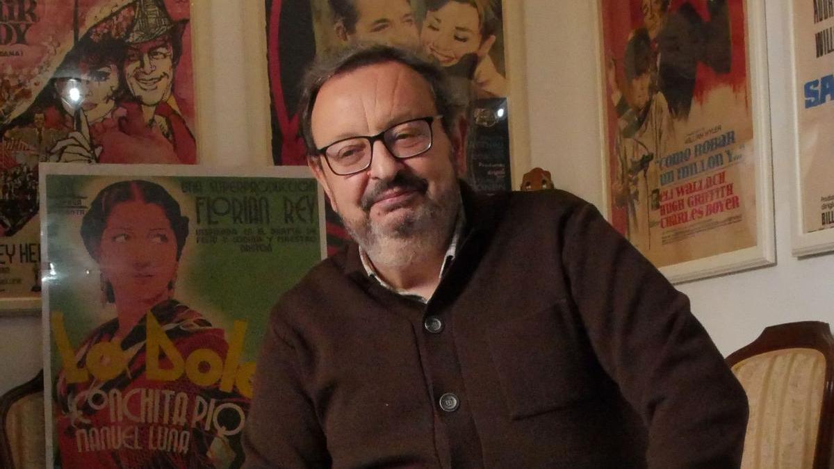 Martín Cañuelo posa en el cine Fuenseca, rodeado de carteles de películas memorables.