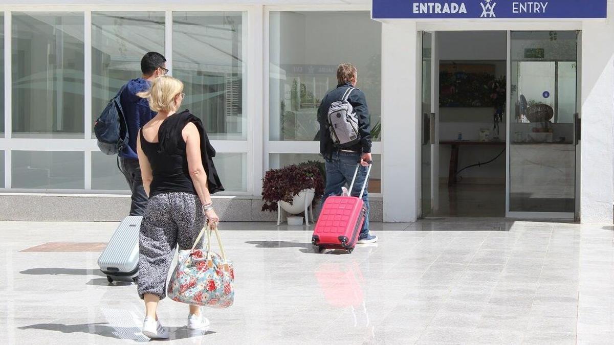 Un grupo de turistas acceden a un establecimiento de la Costa del Sol.