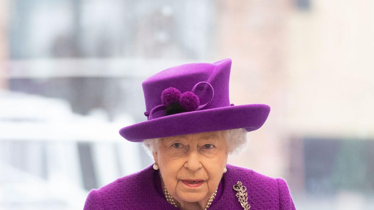 El 'total look' morado de la reina Isabel II de Inglaterra en la inauguración de las nuevas instalaciones del Royal National ENT