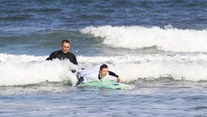 Los jóvenes con discapacidad de Gijón aprenden a surfear en la playa de San Lorenzo.