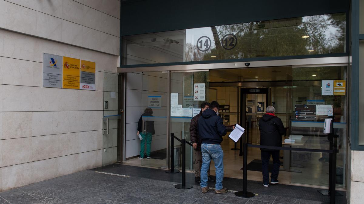 Un grupo de ciudadanos accede a la sede de la Agencia Tributaria, situada junto al parque Ribalta de Castelló.