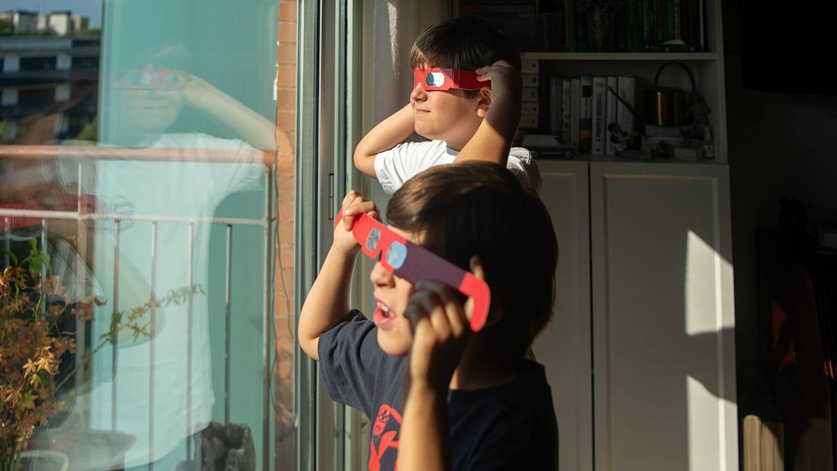Martín y Mateo, en el salón de su casa, se prueban las gafas.