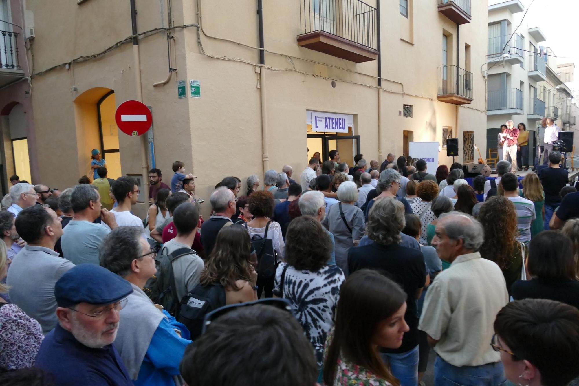 El nou Ateneu de Figueres atrau desenes de persones el dia de la seva inauguració