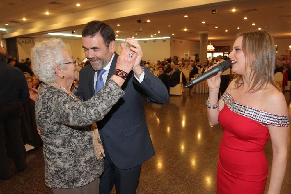 Almuerzo y baile por el Día de los Enamorados en el Club de Mayores de Cartagena