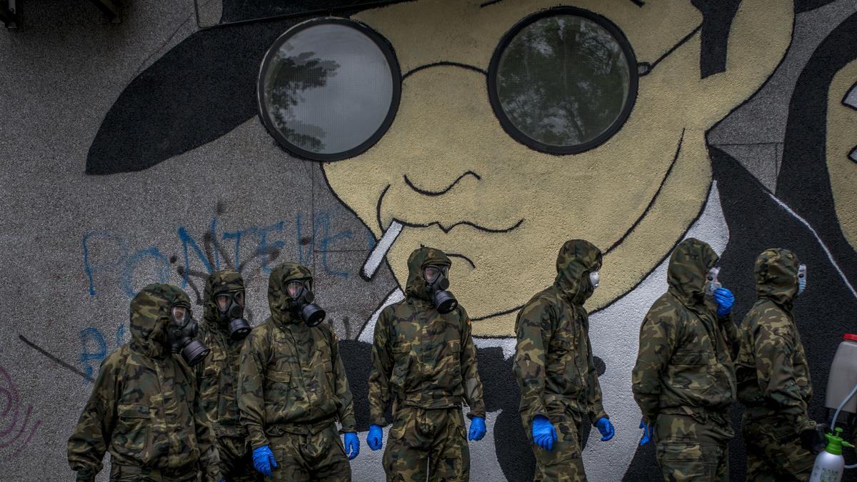 Un grupo de militares, bajo la mirada de un mural de Castelao. // BRAIS LORENZO