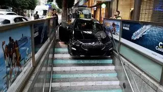 Un conductor ebrio empotra su coche en las escaleras del metro de Colón en Valencia