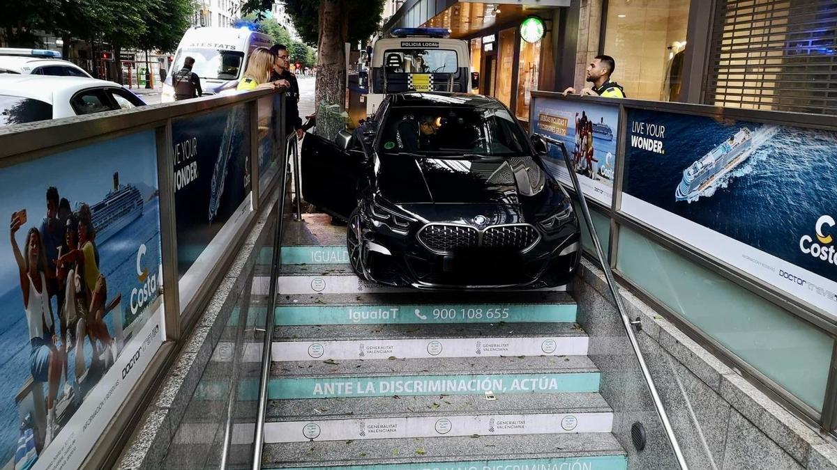 Un conductor ebrio empotra su coche en las escaleras del metro de Colón en Valencia