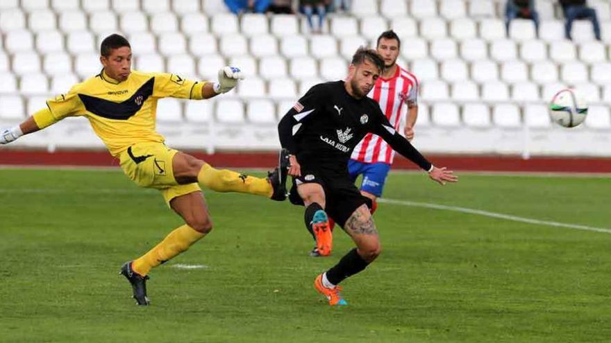 El portero del Bembibre despeja una ocasión de peligro ante Rubén Moreno, ayer.