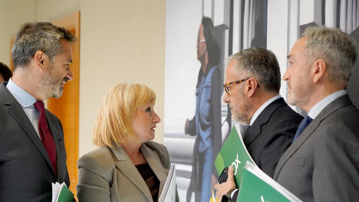 En el centro, Leticia García y Carlos Pollán