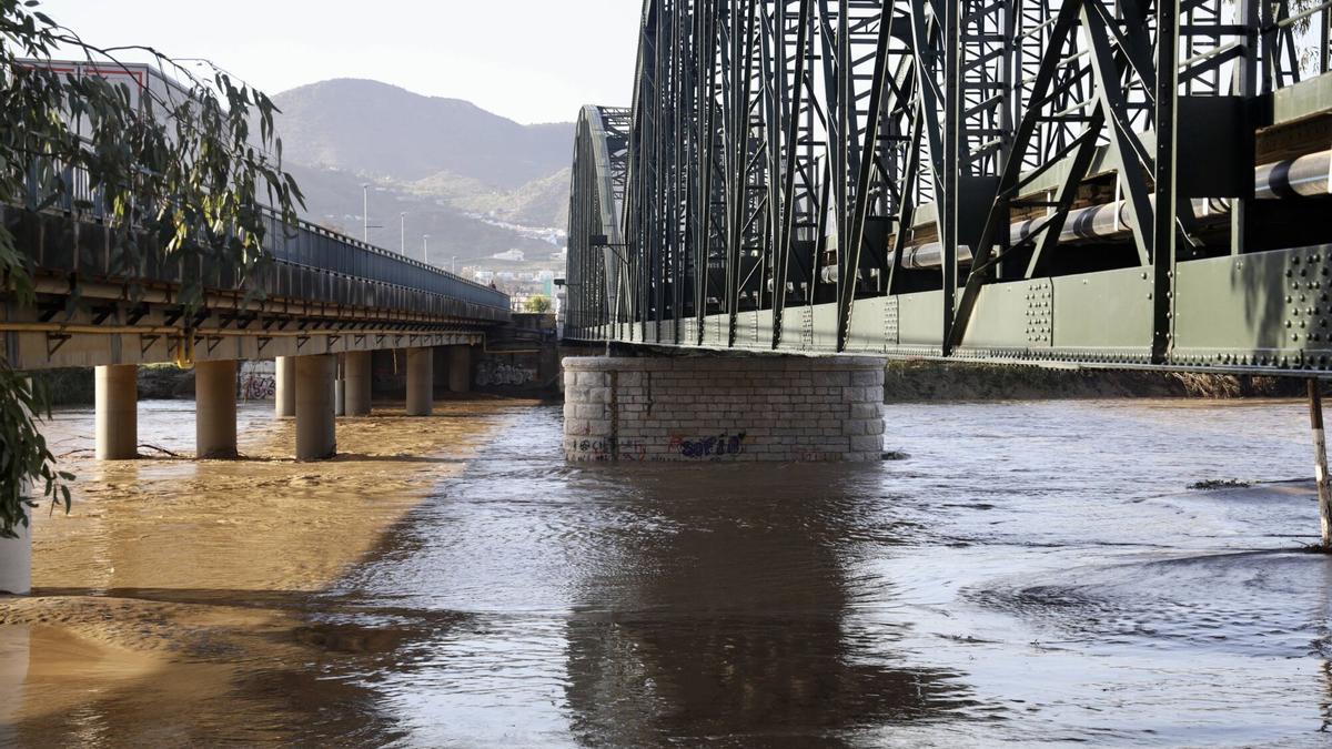 El antiguo Puente de Hierro y el nuevo de la A-7057 sobre el río Guadalhorce, en la Estación de Cártama.