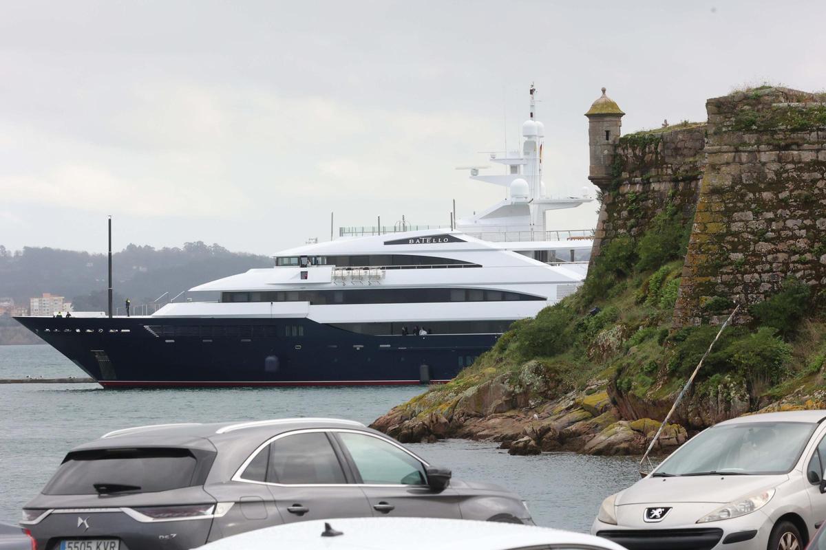 El superyate entrando en A Coruña
