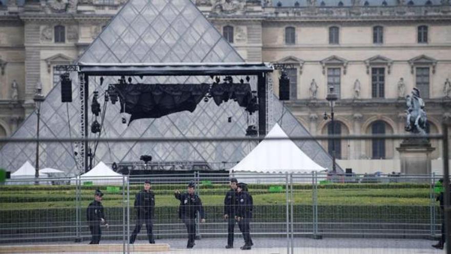 Evacúan por seguridad la zona del Louvre