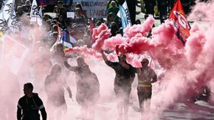 Els sindicats mantenen la pressió als carrers de França