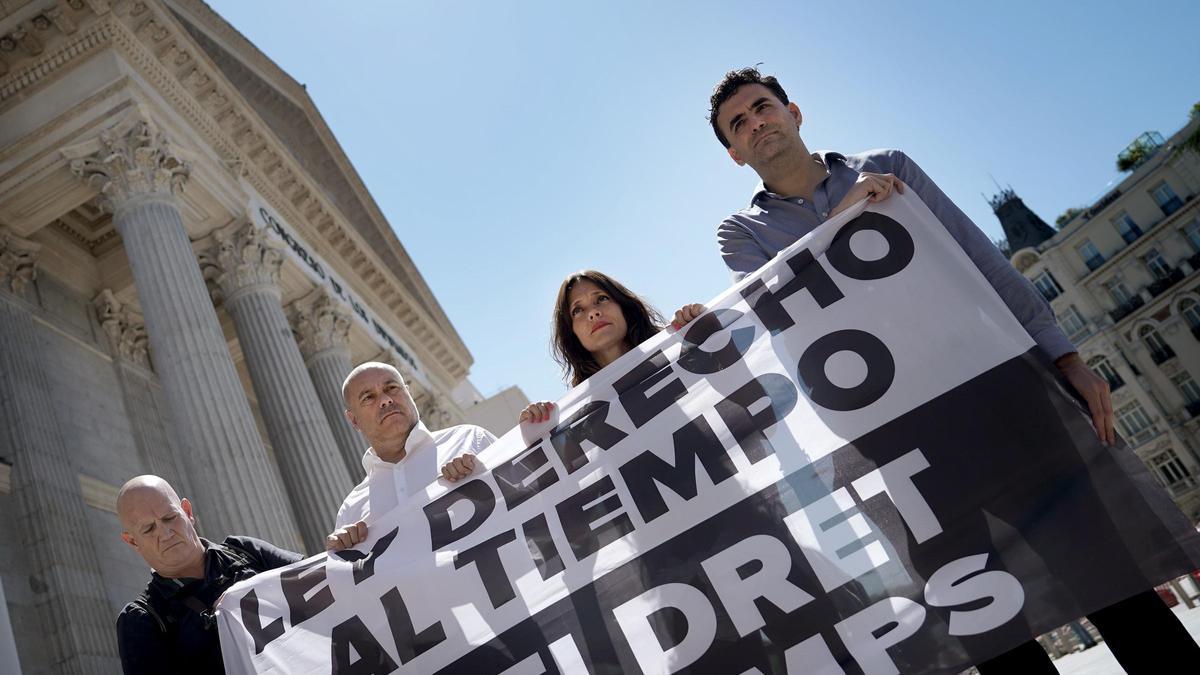 Las víctimas de pederastia Jordi de la Mata (i), junto con Jordi Salvador i Duch (2i), presidente de la Comisión de Juventud e Infancia del Congreso, Laura Calzada y Miguel Hurtado, en una protesta este martes en el Congreso para pedir que se tramite de urgencia la ley de imprescriptibilidad.