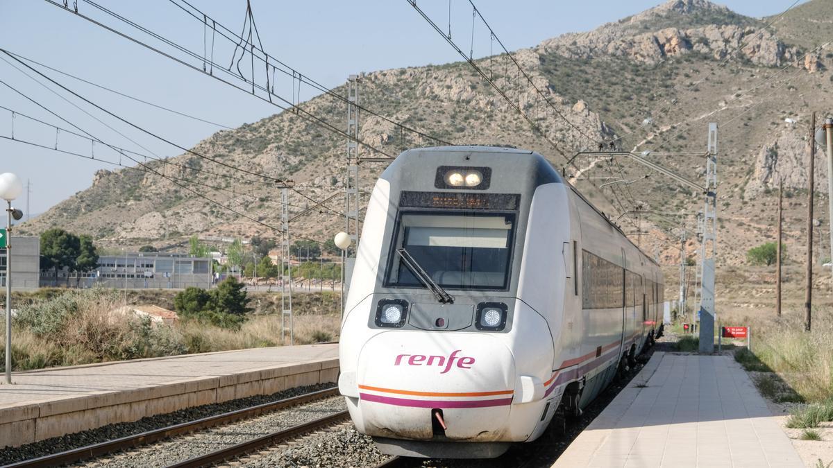 Uno de los trenes de Cercanías en la estación de Elda-Petrer.