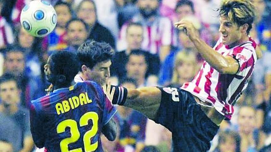 Un espectacular despeje de Aitor Ocio ante su compañero Iraola y Abidal.