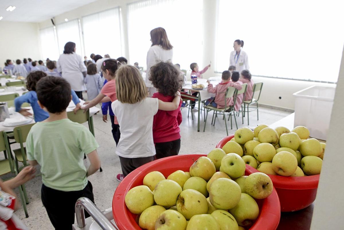 ALUMNOS EN EL COMEDOR ESCOLAR DE UN COLEGIO DE GIJON.