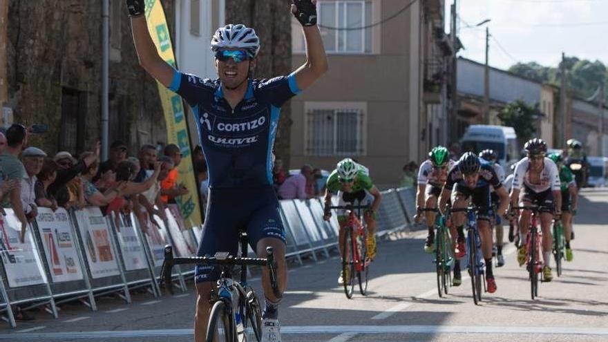 Jesús Nanclares venció en la meta de Figueruela de Arriba.