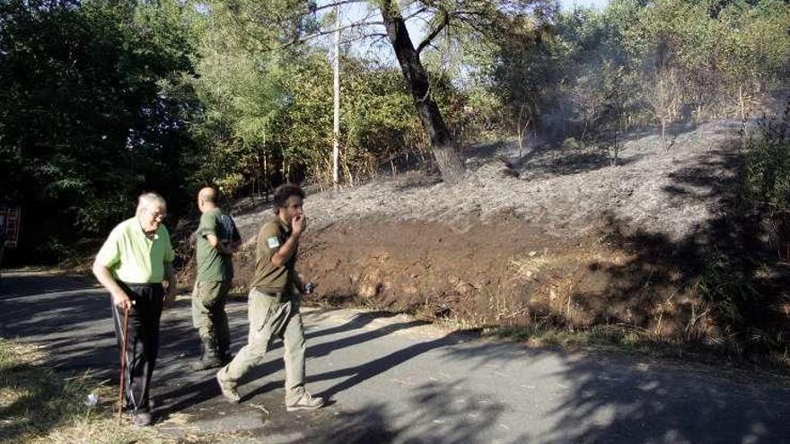 Efectivos y vecinos tras la extinción del incendio // Bernabé/Luismy