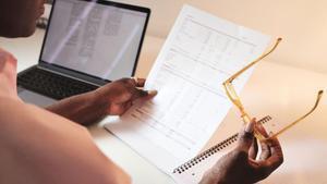 Este aporte extra se descuenta directamente de la nómina sobre la base de cotización