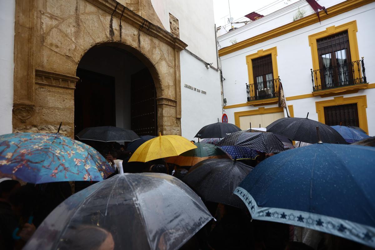 Córdoba Miércoles Santo Semana Santa Hermandad y Cofradía de Nazarenos de Nuestro Padre Jesús del Perdón ante Anás, María Santísisima del Rocío y Lágrimas y San Miguel Arcángel lluvia