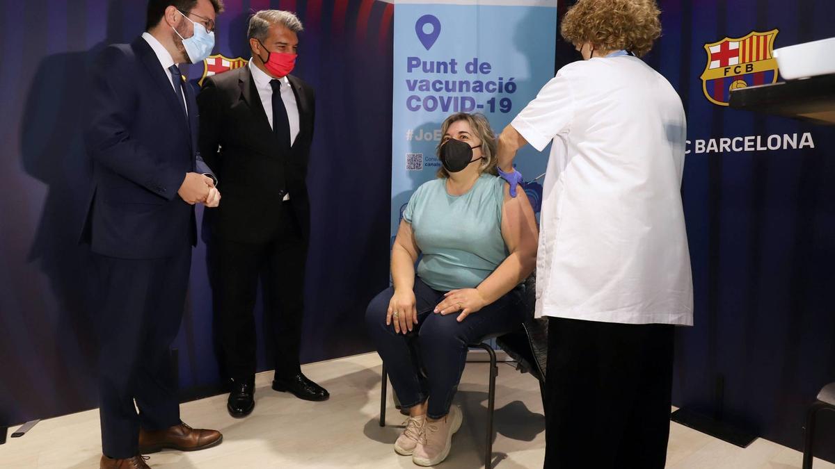 Joan Laporta i Pere Aragonés acompanyant una de les pacients a la Sala Berlín-Camp Nou.