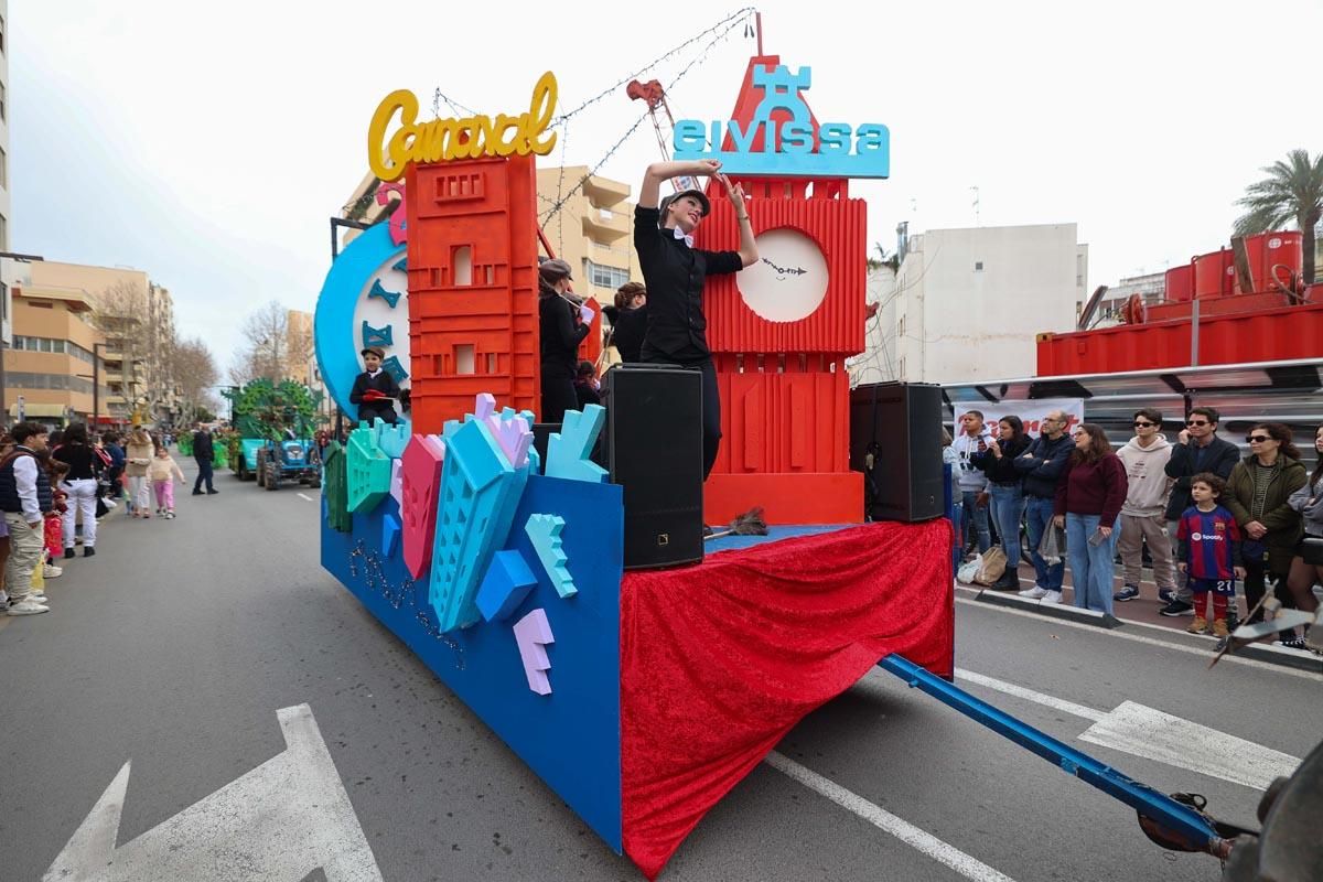 Búscate en las imágenes de la rúa de Carnaval de Ibiza