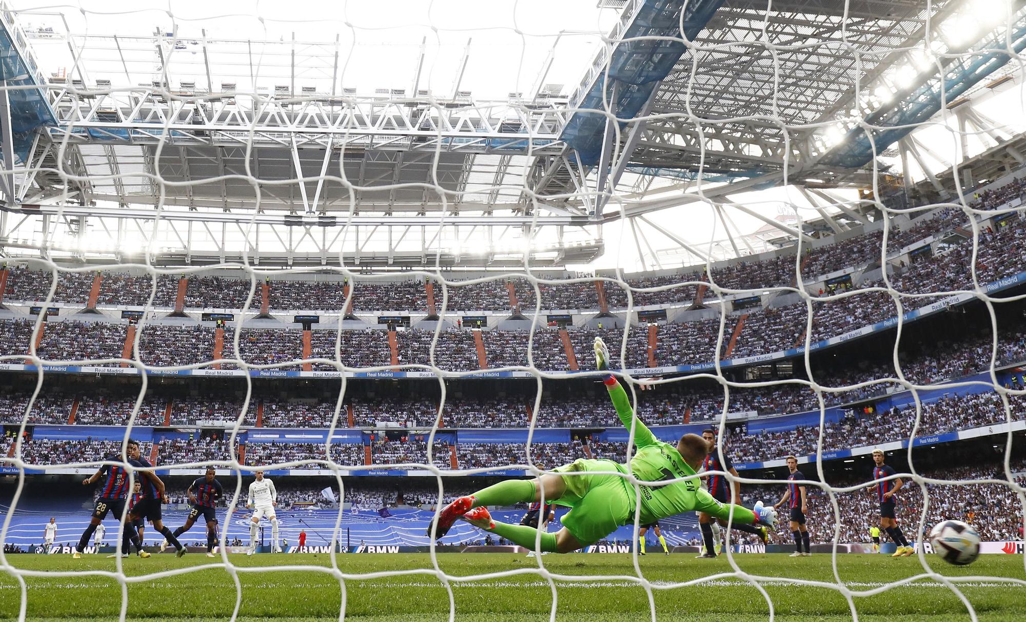 Fede Valverde marca el segundo gol del clásico del Bernabéu, este domingo.