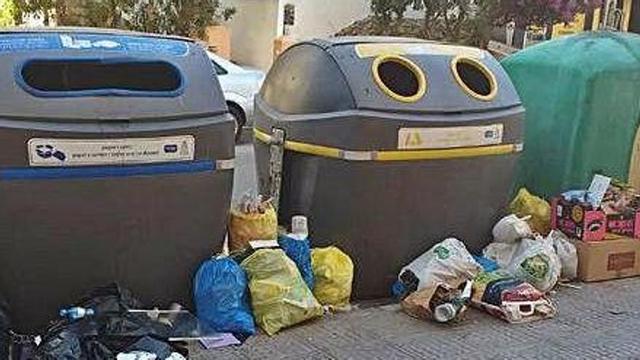Residuos acumulados fuera de los contenedores de una calle de Vila, en una imagen de archivo.