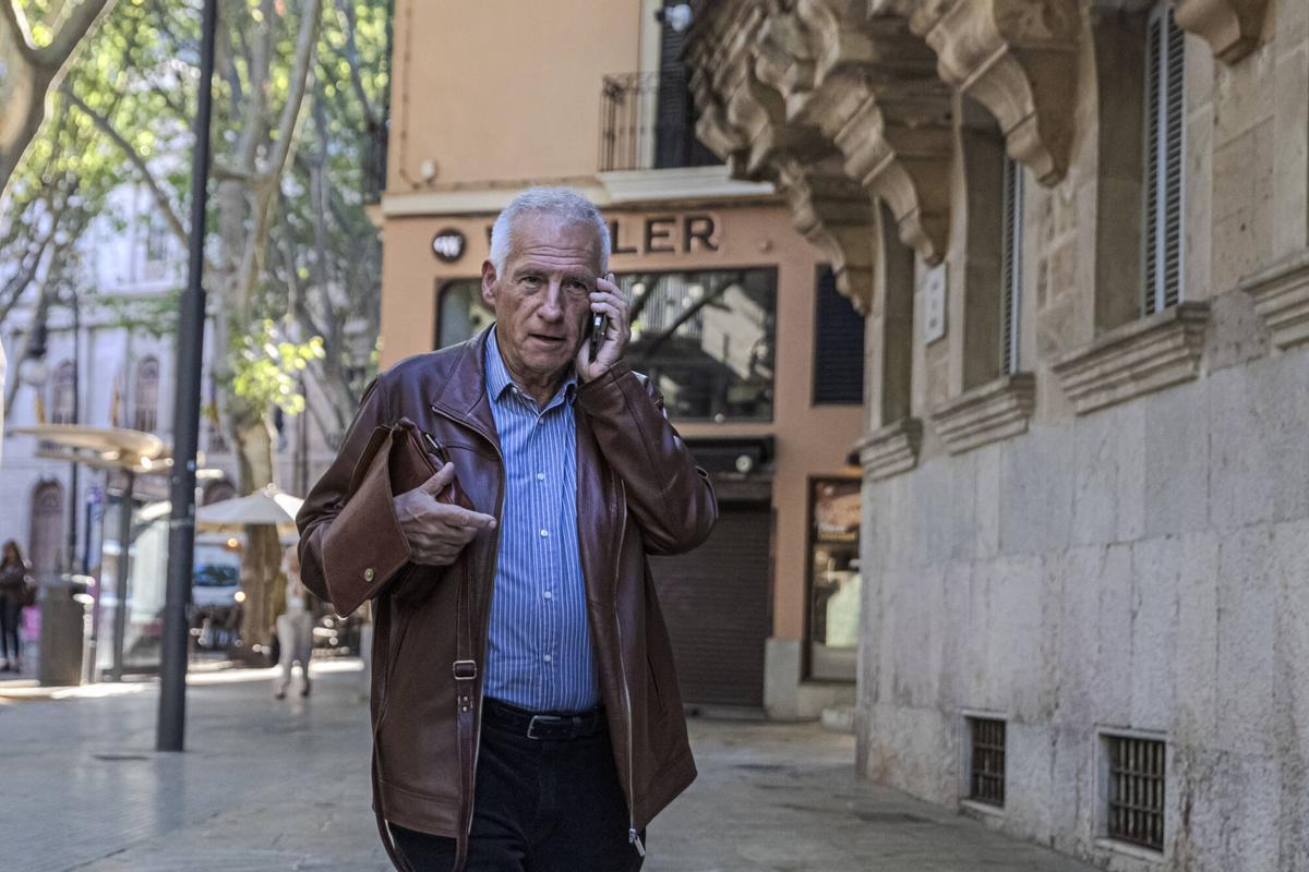 El doctor Juan Alguersuari llega hoy por la mañana a la Audiencia de Palma.