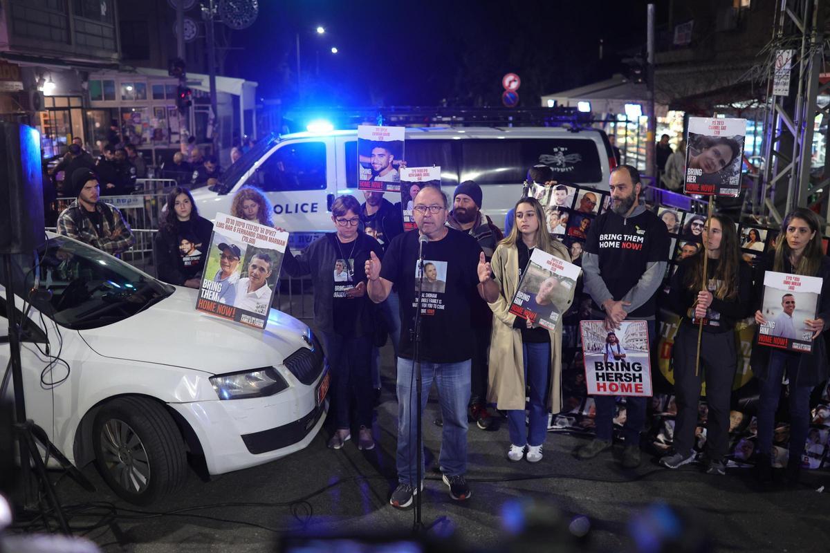 Familiares de los rehenes de Hamás protestan frente al domicilio de Netanyahu