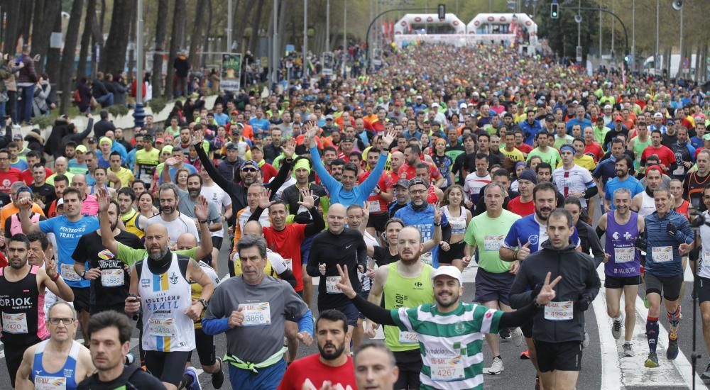 Más de 4.000 corredores toman la salida en Samil del medio maratón.