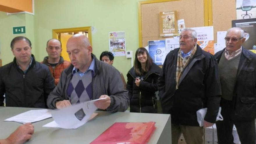 Vecinos de Santianes del Terrón presentan en el registro del Ayuntamiento el pliego de alegaciones.