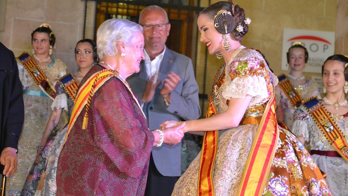 Teresa Carrió, la primera fallera mayor de Dénia, felicita a Aida Gavilà